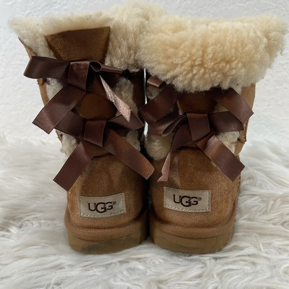 UGG BAILEY BOW II KIDS BOOTS CHESTNUT SIZE 4 - Picture 5 of 13